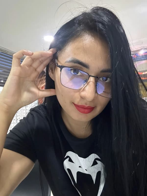 Lara indossa gli occhiali fotocromatici